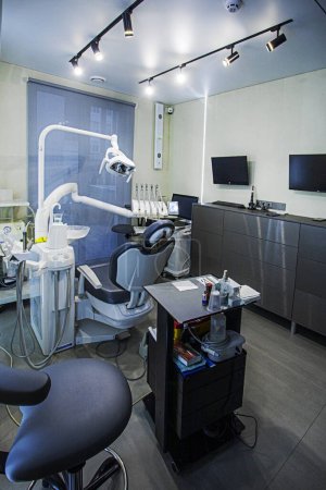 consultorio dental con tecnología moderna para tratamiento dental. Atención y tratamiento dental