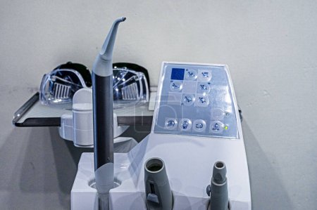 Téléchargez les photos : Équipement dentaire avec lunettes de protection pour le laser et les garnitures de fixation. Soins et traitements dentaires - en image libre de droit