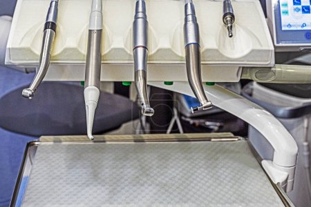 Téléchargez les photos : Buse moderne sur une machine pour percer des dents sur un fond clair. Soins et traitements dentaires dentisterie - en image libre de droit