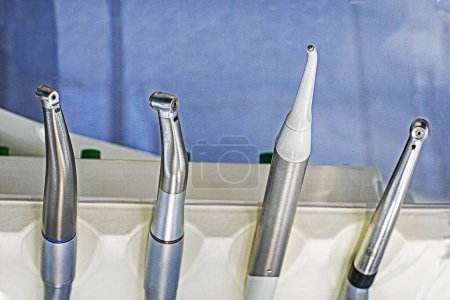 Téléchargez les photos : Accessoires modernes pour le traitement dentaire sur un fond clair. Soins et traitements dentaires dentisterie - en image libre de droit