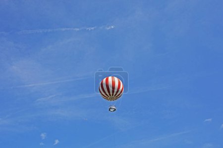 Téléchargez les photos : Restaurant de ballon rayé d'air dans le ciel bleu - en image libre de droit