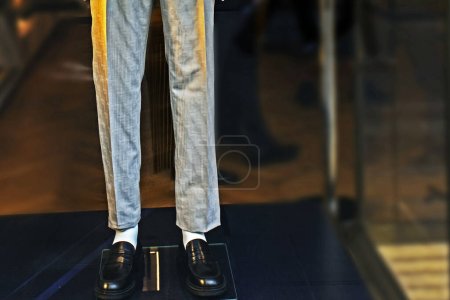 Foto de Maniquí masculino en pantalones ligeros modernos con estilo - Imagen libre de derechos
