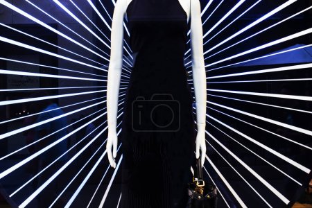 Foto de Maniquí femenino en un vestido largo negro en un escaparate - Imagen libre de derechos