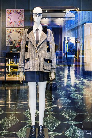 Foto de La chaqueta a la moda de mujer de estilo en el maniquí - Imagen libre de derechos
