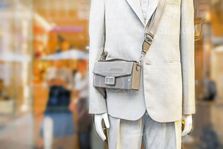 Foto de Bolso de hombro elegante de moda para hombres en un maniquí - Imagen libre de derechos