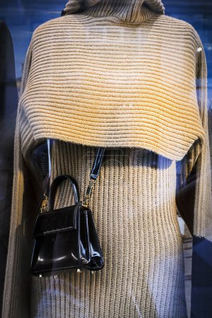 Foto de La chaqueta a la moda de punto de mujer de estilo con el bolso en el maniquí - Imagen libre de derechos