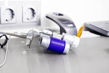 Téléchargez les photos : Télescope pour le traitement des micro fissures et la restauration des dents sur la table - en image libre de droit