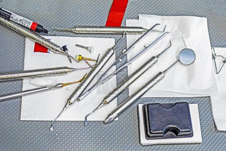 Téléchargez les photos : Instruments dentaires avec préparations sur la table pour la restauration dentaire, vue de dessus - en image libre de droit