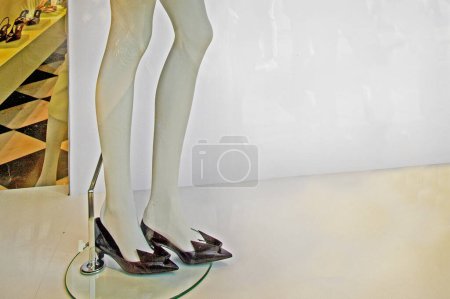 Foto de Zapatos negros de las mujeres en un maniquí en un escaparate de la tienda de moda - Imagen libre de derechos
