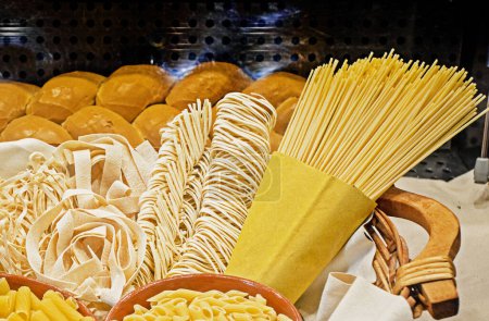 Téléchargez les photos : Pâtes assorties dans un panier sur le comptoir dans un magasin italien - en image libre de droit