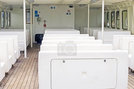 cubierta con asientos en el segundo piso de un barco turístico de placer