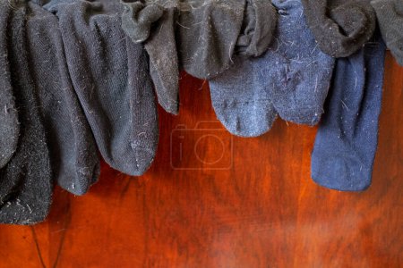 Hintergrund gewaschener schwarzer Männersocken in Wolle auf dem Kleiderschrank