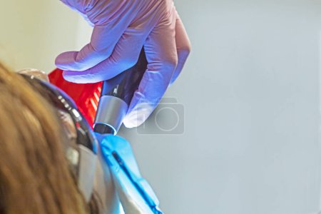 shine an ultraviolet lamp during dental treatment.Care and care for teeth