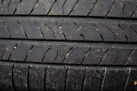 Téléchargez les photos : Fond abstrait gros plan de la bande de roulement des pneus d'été. Sécurité routière - en image libre de droit
