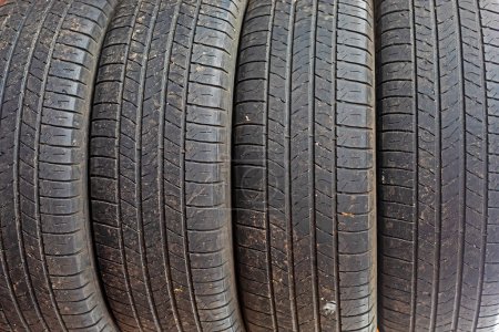 Téléchargez les photos : Fond abstrait gros plan de la bande de roulement des pneus d'hiver. Sécurité routière - en image libre de droit