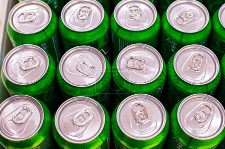Bebidas energéticas en contenedores de aluminio verde en un supermercado, vista superior