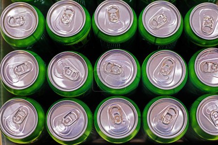 Bebidas energéticas en contenedores de aluminio verde en un supermercado, vista superior