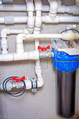 verschmutzter Filter für Trinkwasser im Haus. System zur Trinkwasserversorgung des Hauses