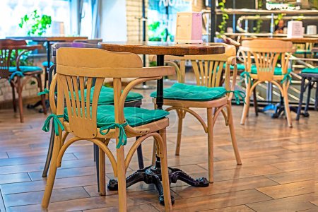 chaises en bois avec une table dans un intérieur de café moderne