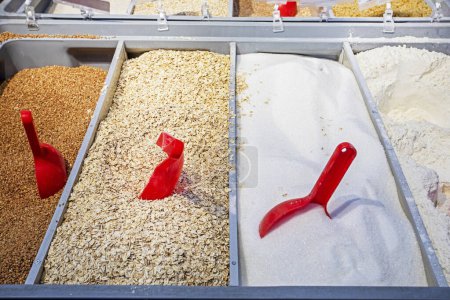 cereales a granel, azúcar, harina en recipientes en peso en el supermercado. Ahorro presupuestario