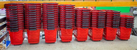 carros rojos para comestibles y otras mercancías se apilan en un supermercado