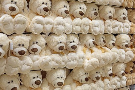 niedliche weisse Stofftier-Teddybären auf der Theke in einem Kinderladen