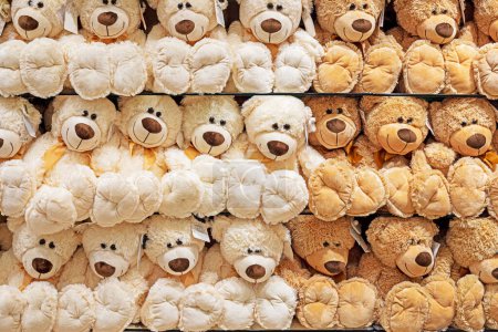 lindo juguete suave blanco y marrón osos de peluche en el mostrador en una tienda para niños