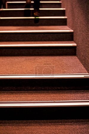 escalera en un cine cubierto de alfombra marrón