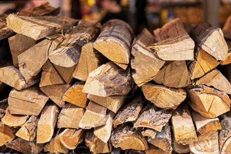 bois de chauffage de chêne empilé pour la cheminée et le gril
