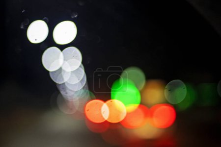 abstracto fondo borroso de luces multicolores de los coches, en la carretera en la oscuridad