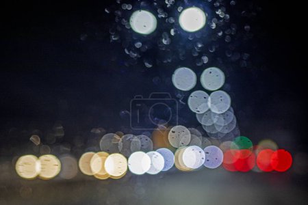abstrakter verschwommener Hintergrund mehrfarbiger Autolichter, im Dunkeln