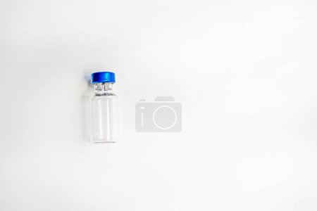 Leere Flasche mit Medikamenten für Behandlung und Impfungen auf weißem Hintergrund. Routineimpfungen für Tiere und Menschen