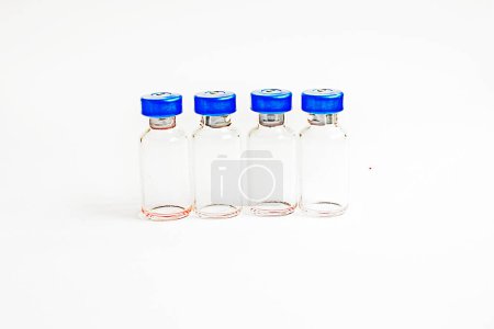 Leere Glasflaschen auf weißem Hintergrund. Routineimpfungen für Tiere und Menschen