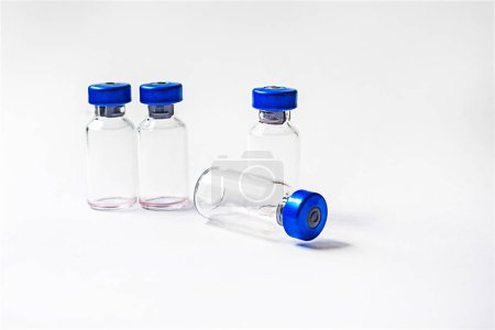 Leere Flaschen auf weißem Hintergrund. Routineimpfungen für Tiere und Menschen