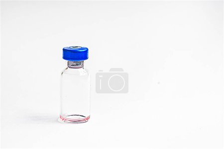 Glasflaschen auf weißem Hintergrund. Routineimpfungen für Tiere und Menschen