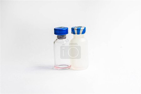 botellas de vidrio vacías sobre un fondo blanco. Vacunas rutinarias para animales y personas