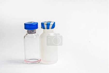 Glasflaschen auf weißem Hintergrund. Routineimpfungen für Tiere und Menschen