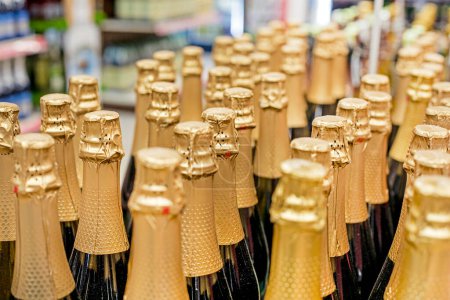 Téléchargez les photos : Paquets de vin blanc et rouge mousseux dans un supermarché. préparation pour les vacances - en image libre de droit