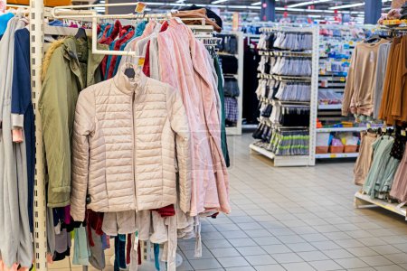 Téléchargez les photos : Vêtements d'extérieur modernes élégants dans un supermarché - en image libre de droit