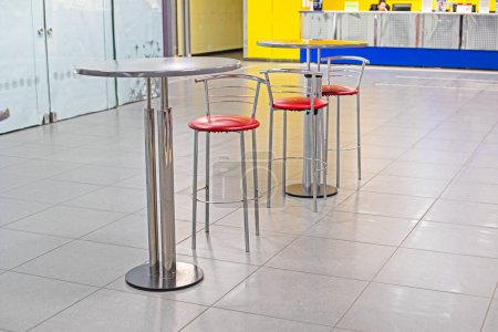 intérieur moderne avec une table en métal avec des chaises de bar dans un café dans un supermarché