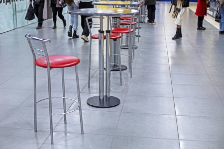 intérieur moderne avec tables en métal et chaises de bar dans un café dans un supermarché