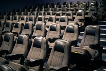 Saal mit Stühlen im Kino vor dem Kinobesuch, Familienurlaub
