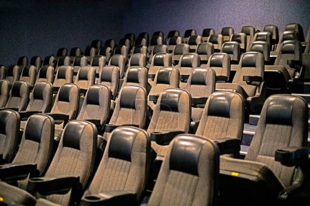 salle vide avec chaises dans un cinéma avant de regarder un film, vacances en famille