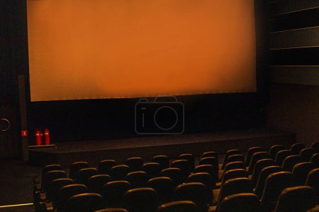 leerer Saal mit Stühlen im Kino vor dem Kinobesuch, Familienurlaub