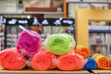 Téléchargez les photos : Serviettes de sport multicolores emballées dans un emballage transparent dans un magasin de sport - en image libre de droit