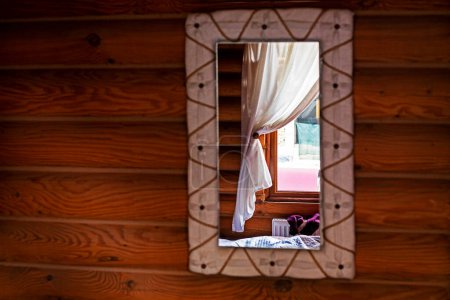 modernes Interieur in einem Holzhaus mit einem handgemachten Spiegel. häusliche Pflege