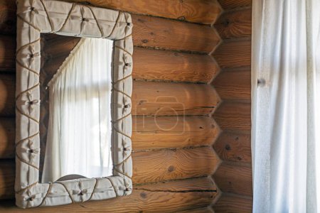 modernes Interieur in einem Holzhaus mit einem handgemachten Spiegel. häusliche Pflege