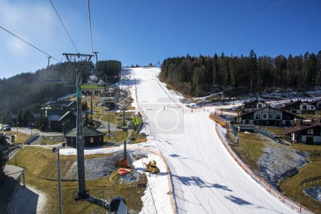 téléski vide dans une station de ski tôt le matin éclairée par les rayons du soleil. loisirs actifs en famille