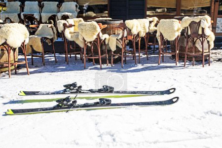 Öko-Café im Winter mit Schafsfellen in einem Skigebiet an einem sonnigen Tag