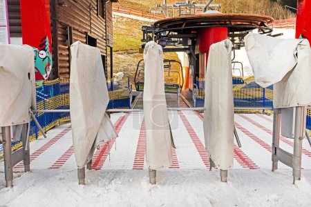geschlossener Skilift für Skifahrer und Snowboarder vor der morgendlichen Öffnung. Aktive Erholung